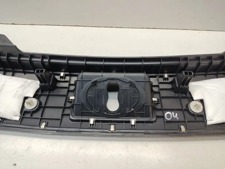 Kia Optima (2015 - 2018) 85775D4300 Отделка порога багажника — фото 11