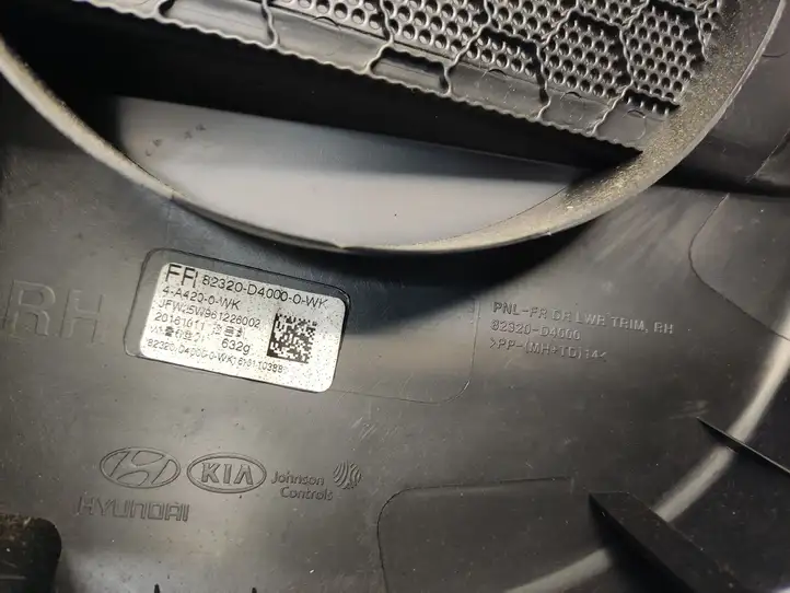 Kia Optima (2015 - 2018) 82320D4000 Обшивка передней двери — фото 5
