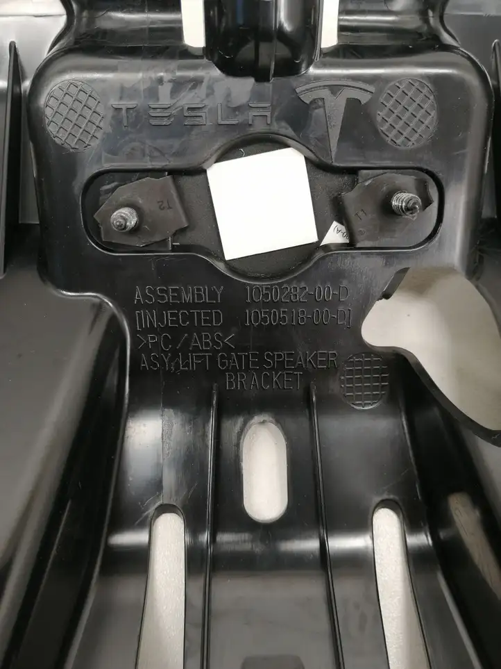 Tesla Model X (2015 - 2021) 105028200D Прочие детали салона — фото 6