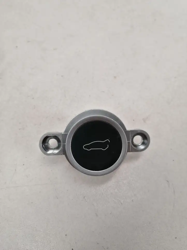 Tesla Model X (2015 - 2021) 104262900B Кнопка закрытия багажника — фото 1