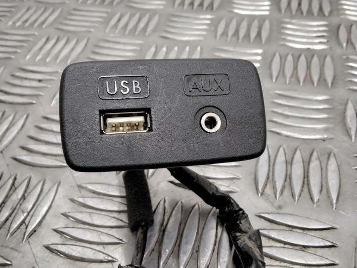 Subaru Impreza III USB jungtis