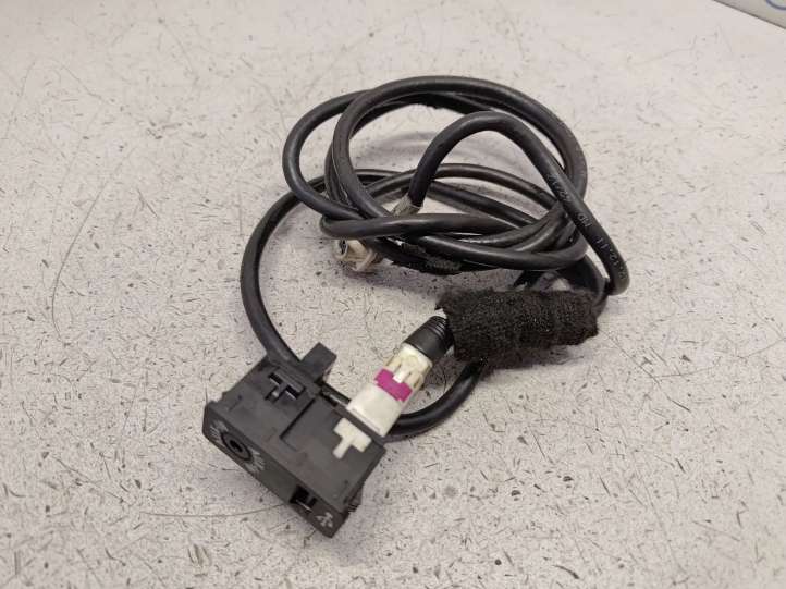 84109229246 BMW 3 F30 F35 F31 USB jungtis