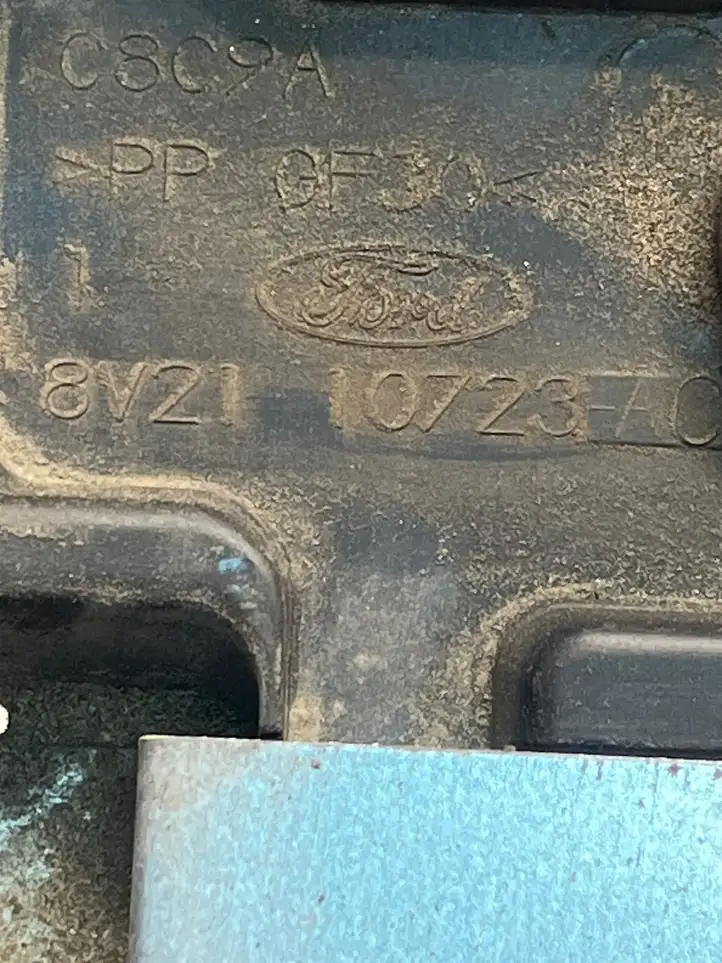 Ford Fiesta (2009 - 2012) 8V2110723AC Крышка ящика аккумулятора — фото 3