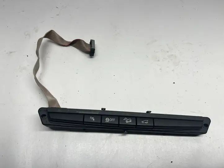 BMW X5 E70 (2006 - 2013) 9208218 Кнопка фаркопа в багажнике — фото 1