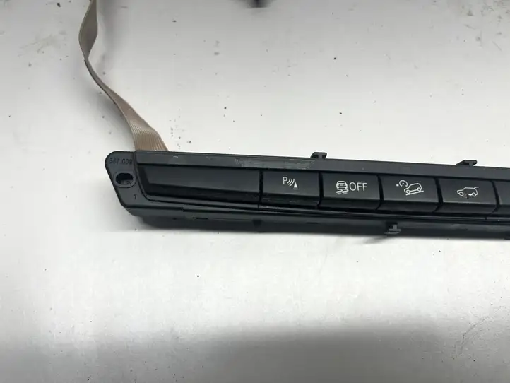 BMW X5 E70 (2006 - 2013) 9208218 Кнопка фаркопа в багажнике — фото 2