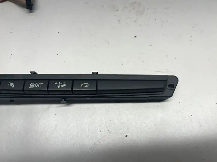 BMW X5 E70 (2006 - 2013) 9208218 Кнопка фаркопа в багажнике — фото 3