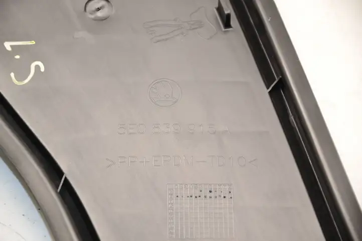 Skoda Octavia Mk3 (5E) (2013 - 2019)  5E0839915A Другая деталь отделки задний дверей