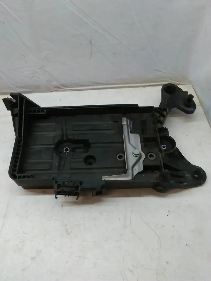Audi A3/S3 8V (2012 - 2016) 5Q0915331K Площадка аккумулятора — фото 2