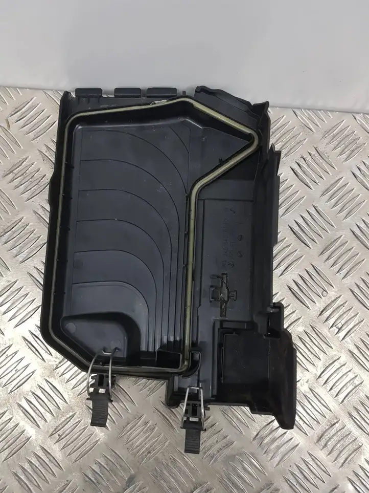 Mercedes-Benz A W176 (2012 - 2018) A2465400182 Крышка ящика аккумулятора — фото 2