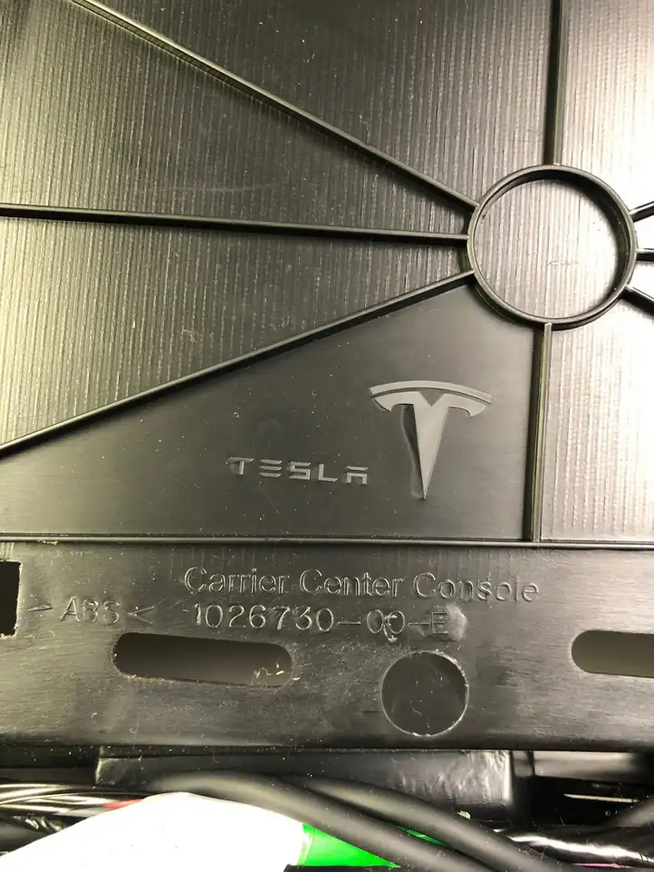 Tesla Model S (2016 - 2021) 102673000E Подлокотник — фото 6