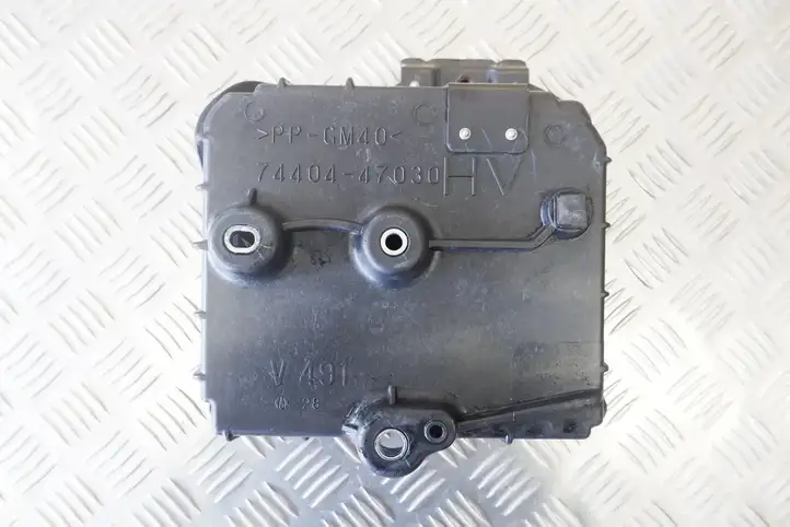Toyota Prius (XW50) (2015 - ) 7440447030 Площадка аккумулятора — фото 4