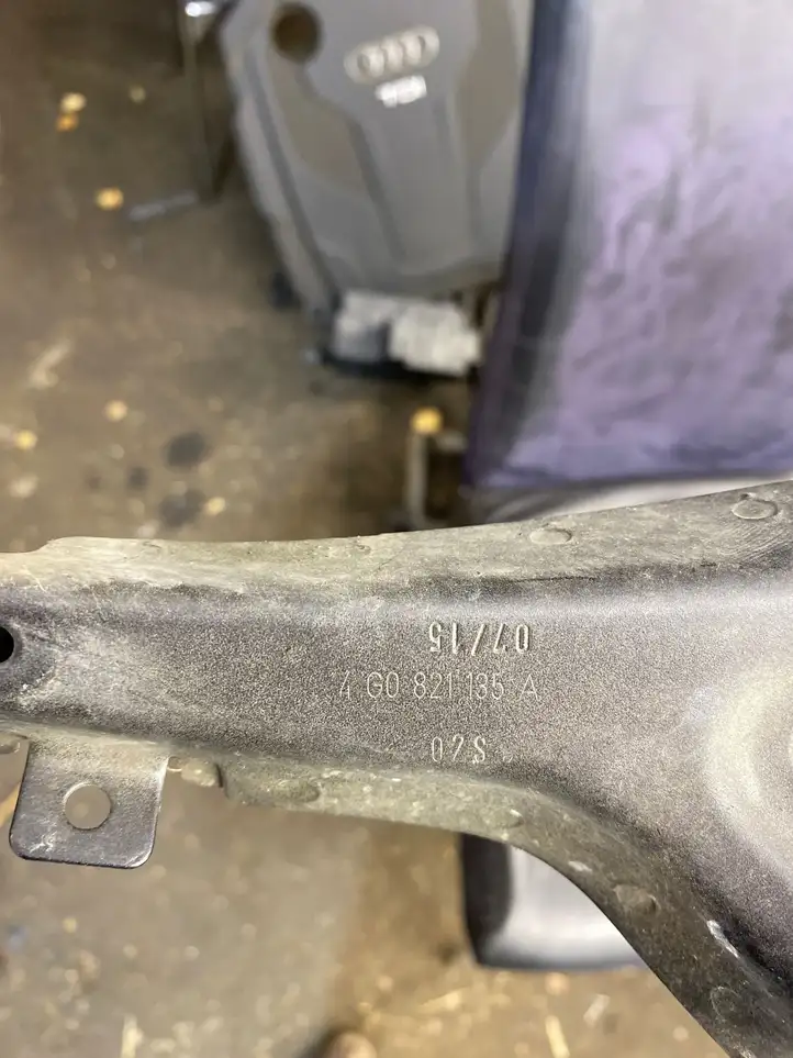Audi A6 C7 (2014 - 2018) 4g0821135a Крепление крыла — фото 6