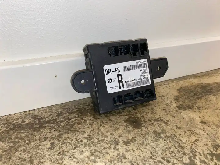 Jeep Cherokee (2013 - 2017) 68111320AG Блок управления дверью — фото 4