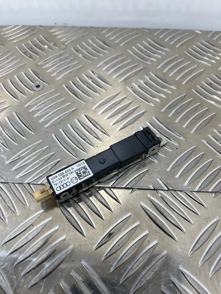 Audi A6 (2011 - 2014)  4G9035225A Усилитель антенны