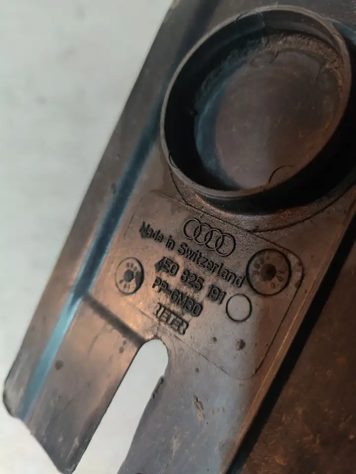 Audi A8 S8 D3 4E (2007 - 2010) 4E0825191 Прочие детали днища — фото 4