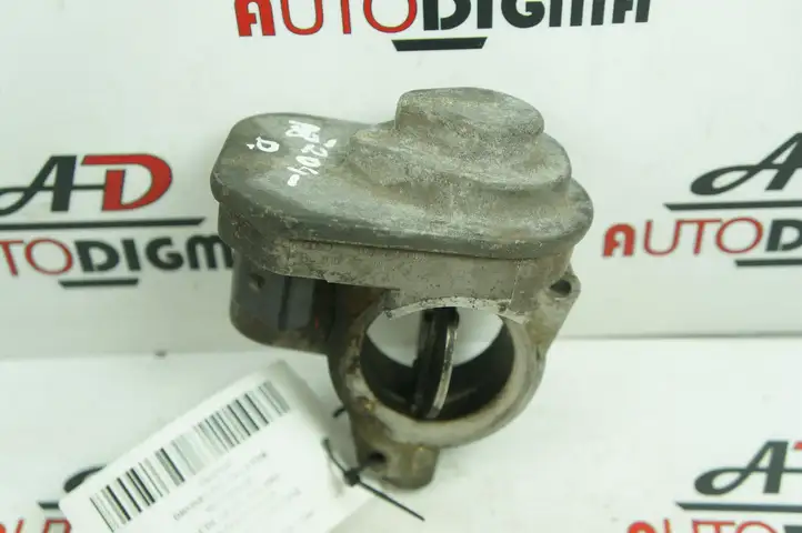 Audi A8 S8 D3 4E (2002 - 2005) 057128063B Дроссельная заслонка — фото 3