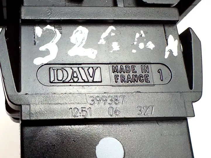 Dacia Logan I (2004 - 2012) 399387 Кнопка обогрева стекла — фото 4