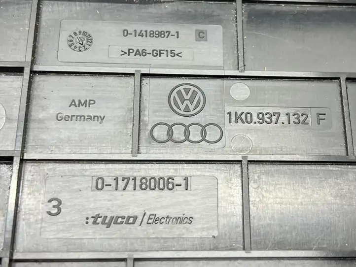 Volkswagen PASSAT B6 (2005 - 2010) 1K0937132F Крышка ящика предохранителей — фото 6