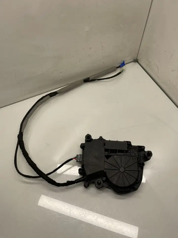 BMW X3 G01 (2018 - 2024) 738356110 Доводчик крышки багажника — фото 2
