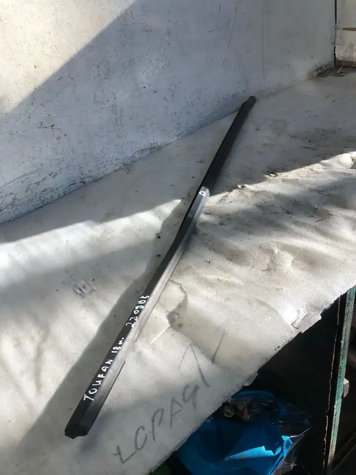 Volkswagen Touran III (2016 - )   Уплотнительная резина стекла передней двери