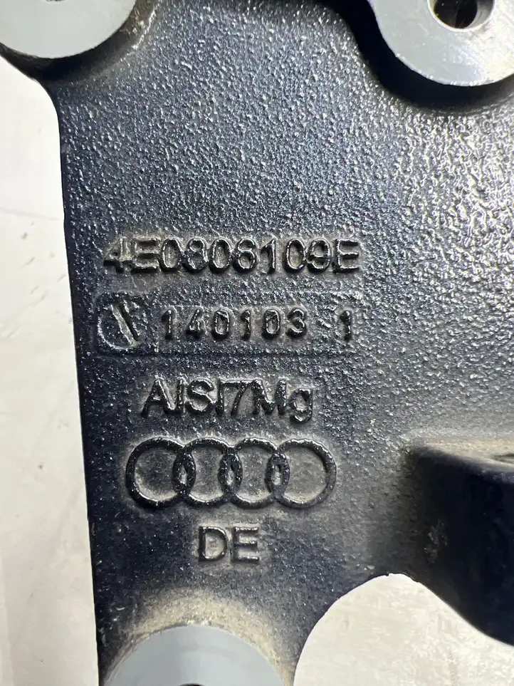 Audi A8 S8 D3 4E (2002 - 2005) 4e0806109e Кронштейн панели радиатора — фото 1