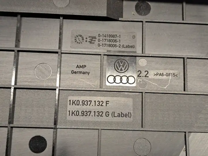 Volkswagen PASSAT B7 (2011 - 2014) 1K0937132G Крышка ящика предохранителей — фото 4