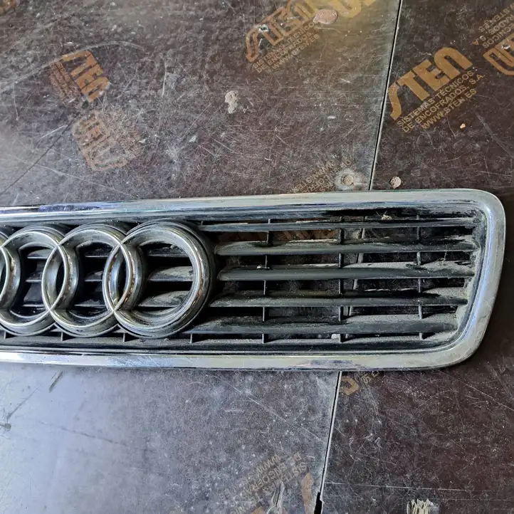 Audi A4 S4 B5 8D (1999 - 2001) 8D0853651S Передняя решетка — фото 3