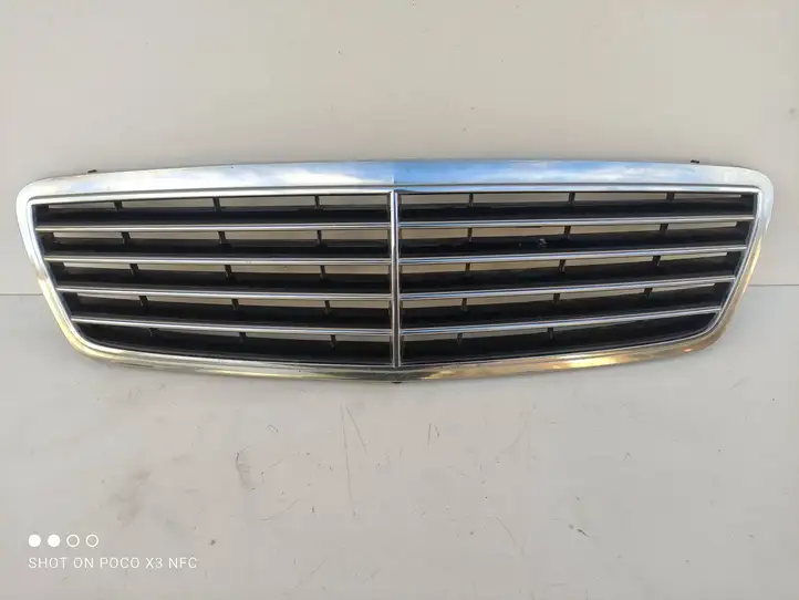 Mercedes-Benz C W203 (2000 - 2007) A2038800183 Передняя решетка — фото 1