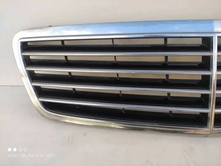Mercedes-Benz C W203 (2000 - 2007) A2038800183 Передняя решетка — фото 2