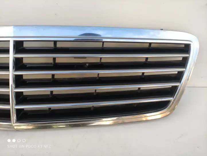 Mercedes-Benz C W203 (2000 - 2007) A2038800183 Передняя решетка — фото 3
