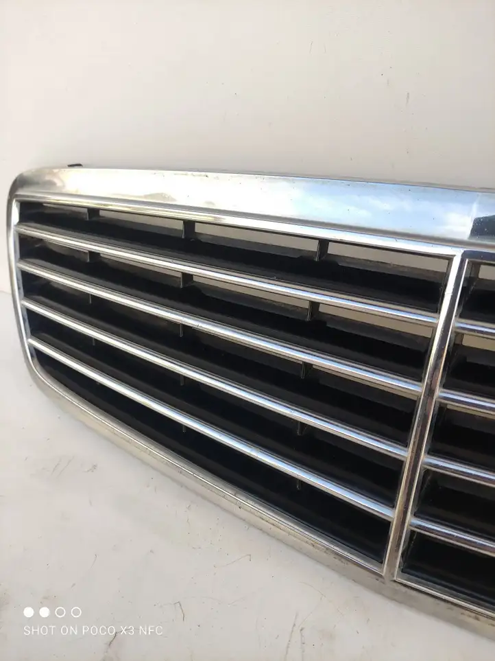 Mercedes-Benz C W203 (2000 - 2007) A2038800183 Передняя решетка — фото 6