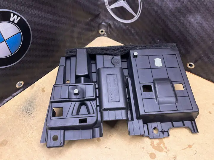 BMW 3 F30 F35 F31 (2012 - 2018) 7239176 Крышка ящика аккумулятора — фото 1