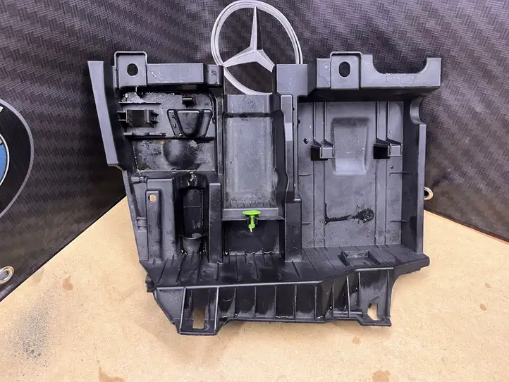 BMW 3 F30 F35 F31 (2012 - 2018) 7239176 Крышка ящика аккумулятора — фото 4