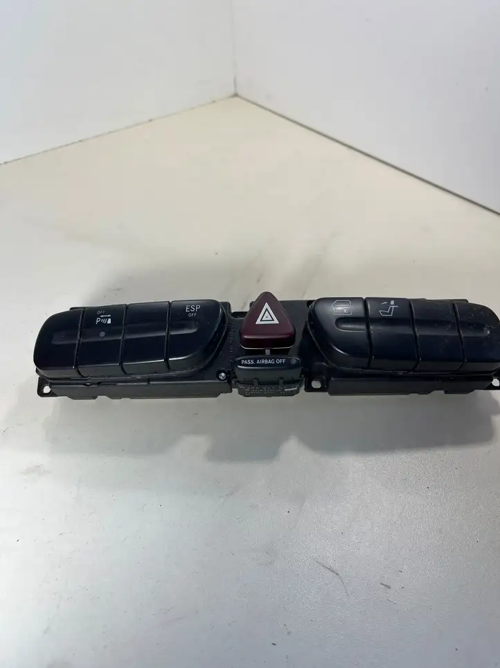 Mercedes-Benz CLK A209,C209 (2002 - 2009) 2038215779 Включатель аварийных фонарей — фото 2
