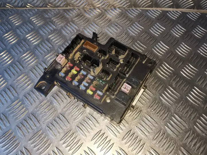 Peugeot 4007 (2007 - 2012) 8637A319 Блок предохранителей — фото 1