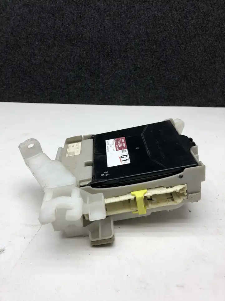 Toyota Prius (XW30) (2009 - 2015) 8273047451 Блок предохранителей — фото 3
