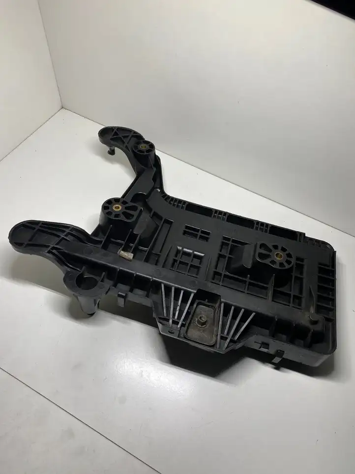 Seat Leon (1P) (2005 - 2012) 1K0915333C Площадка аккумулятора — фото 2