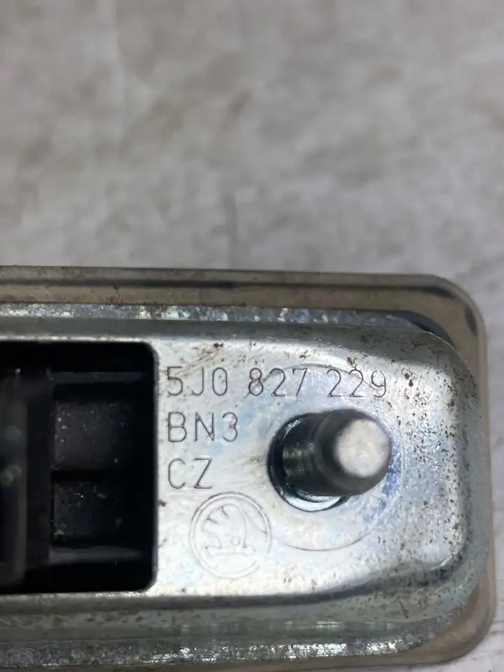 Skoda Yeti (5L) (2009 - 2012) 5J0827229 Кнопка закрытия крышки багажника — фото 4