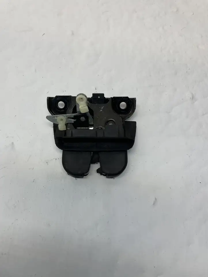 Audi A6 (2001 - 2004)   Замок задней крышки