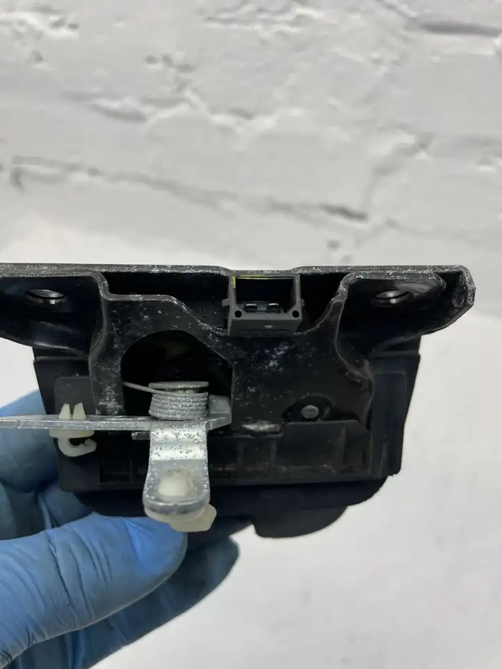 Audi A6 (2001 - 2004)   Замок задней крышки