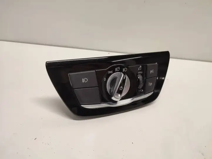 BMW 5 G30 G31 (2016 - ) 6841881 Включатель фонарей — фото 1