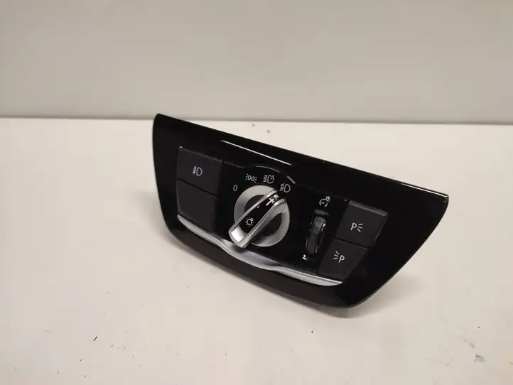 BMW 5 G30 G31 (2016 - ) 6841881 Включатель фонарей — фото 2
