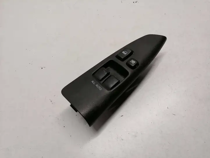 Toyota Corolla Verso E121 (2001 - 2004) Кнопка стеклоподъемников — фото 1