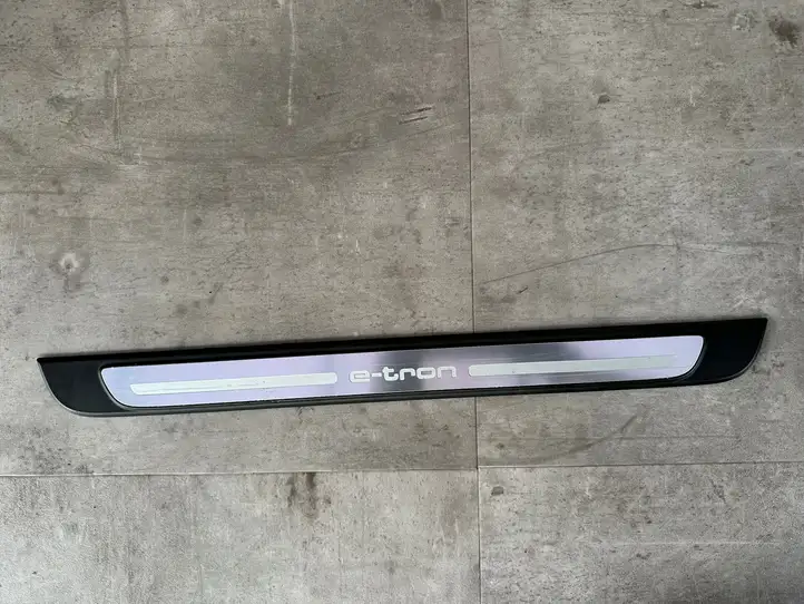 Audi A3/S3 8V (2016 - 2020) 8V4853491R Наружная отделка переднего порога — фото 1