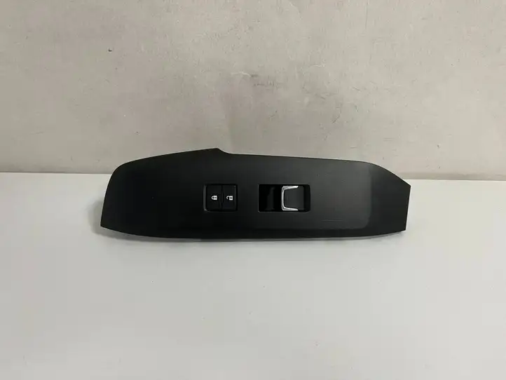 (2014 - 2017) 7424078020 Кнопка стеклоподъемников — фото 1