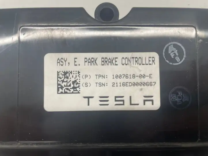 Tesla Model X (2015 - 2021) 100761800C Блок управления стояночным тормозом — фото 3