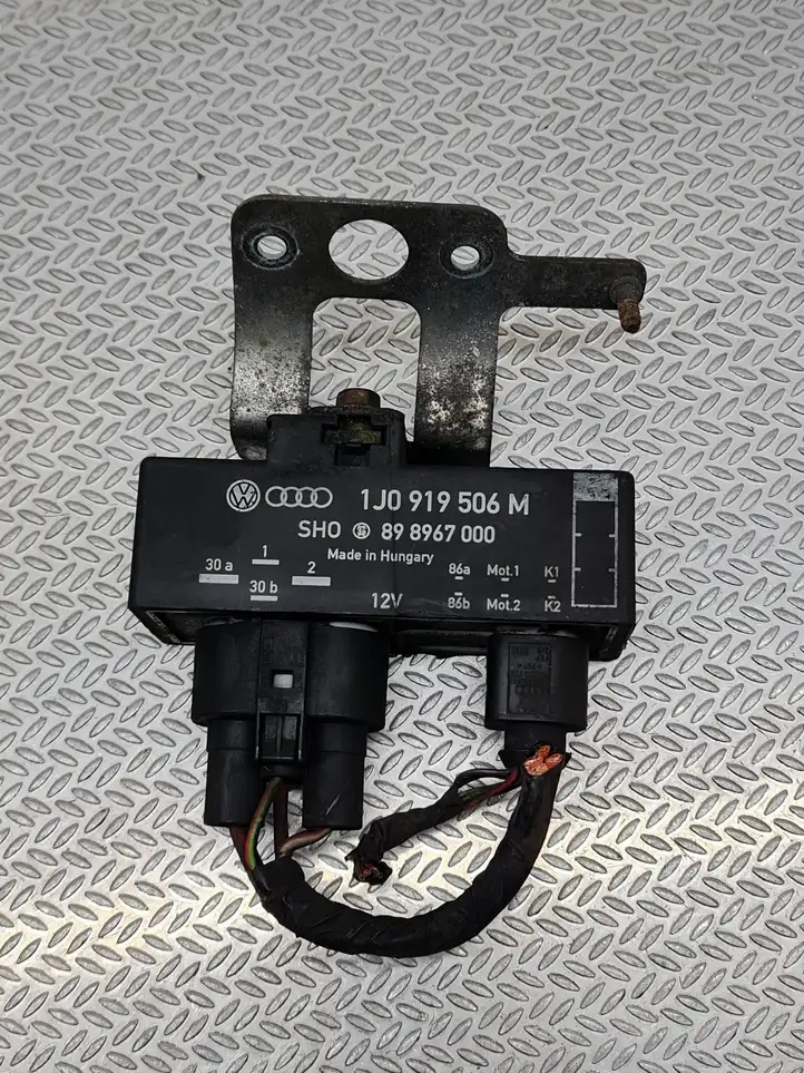 Seat Ibiza III (6L) (2002 - 2008) 898967000 Реле вентилятора охлаждения — фото 1