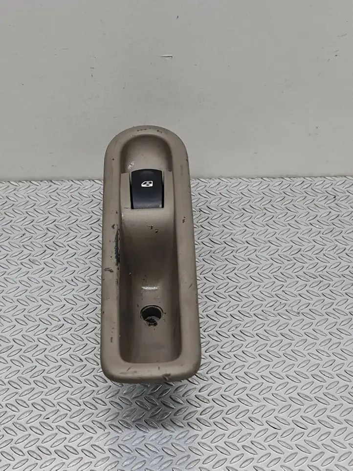 Renault Clio III (2005 - 2012) 220420 Кнопка стеклоподъемников — фото 1