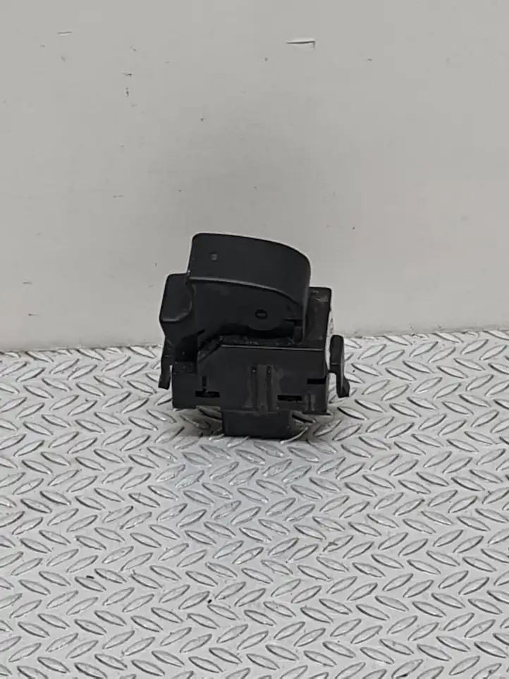 Toyota Corolla E120 E130 (2004 - 2007) 8771002041 Кнопка стеклоподъемников — фото 1
