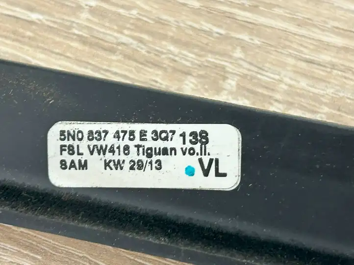 Volkswagen Tiguan (2011 - 2016) 5N0837475E Накладка стекла передней двери — фото 4